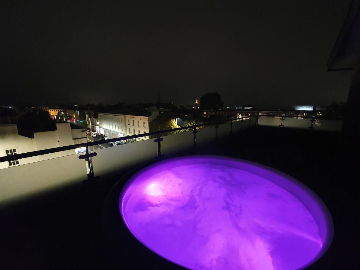 Central Penthouse With Hot Tub & Views 23 Cheltenham Dış mekan fotoğraf