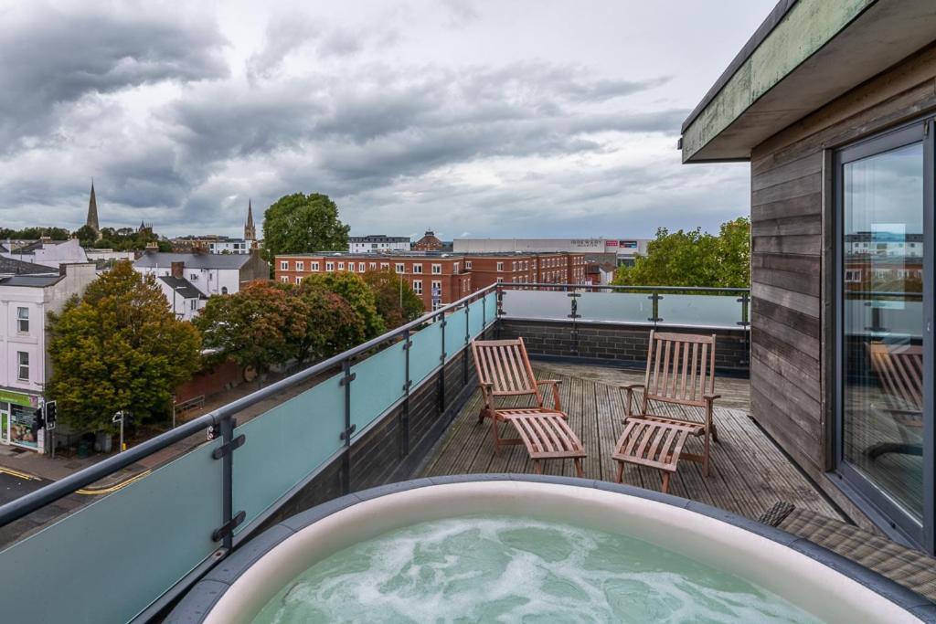 Central Penthouse With Hot Tub & Views 23 Cheltenham Dış mekan fotoğraf